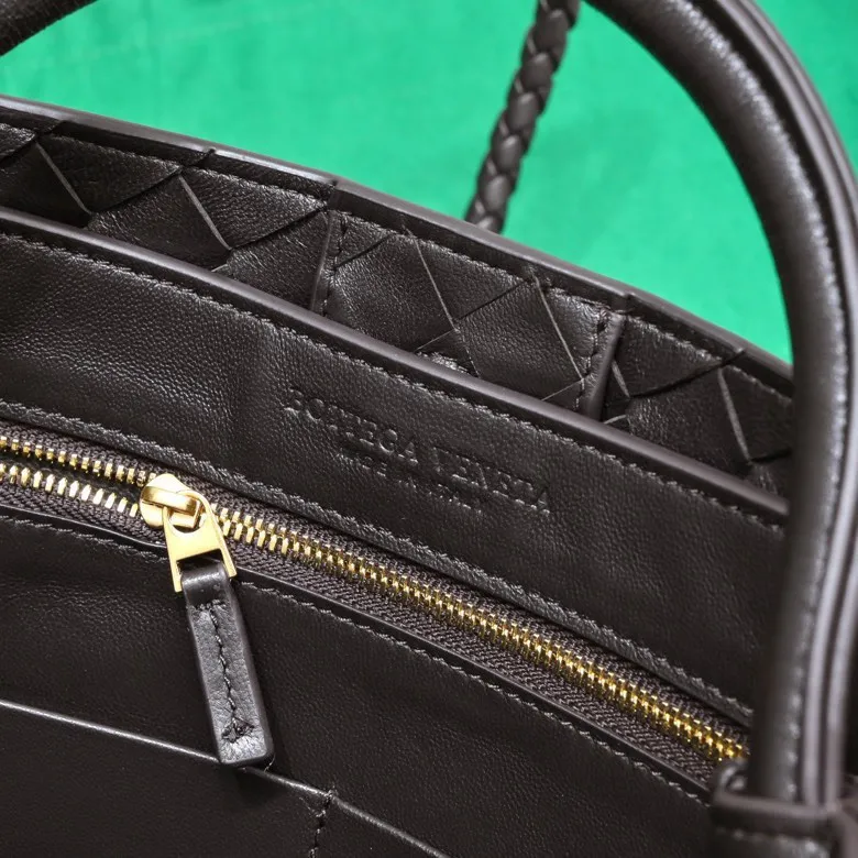 The 2023 new Andiamo batch of 2260 BV has been shipped‼ ️Really popular🔥The new Andiamo woven handbag launched by Bottega Veneta this season is really popular all over the world! ! Celebrities at home and abroad have worn it, and Oscar-winning actress Michelle Yeoh has taken it out on the street. Song Jia, Trai Yara, Yu Feihong, Sanji Ayaka, Rosie Hunting-Whiteley, Yoshioka Riho, etc. have all picked up this bag. It is classic and versatile, showing off its temperament, and the bag capacity is also large, which is very convenient for daily commuting! ! A variety of carrying methods, the shoulder straps can be adjusted by yourself, the original lambskin feels soft and delicate, and the unisex style breaks gender boundaries and brings a more practical and longer-lasting use experience. Andiamo, which has both elegant and casual styles, perfectly interprets the true appearance of "fashionable old money style". Style number: 8463 Size: 32*24*12